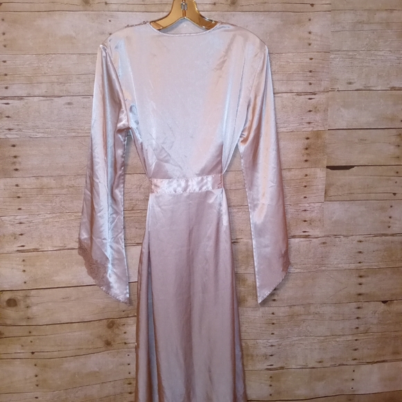 Elegant Robe - Picture 3 of 5